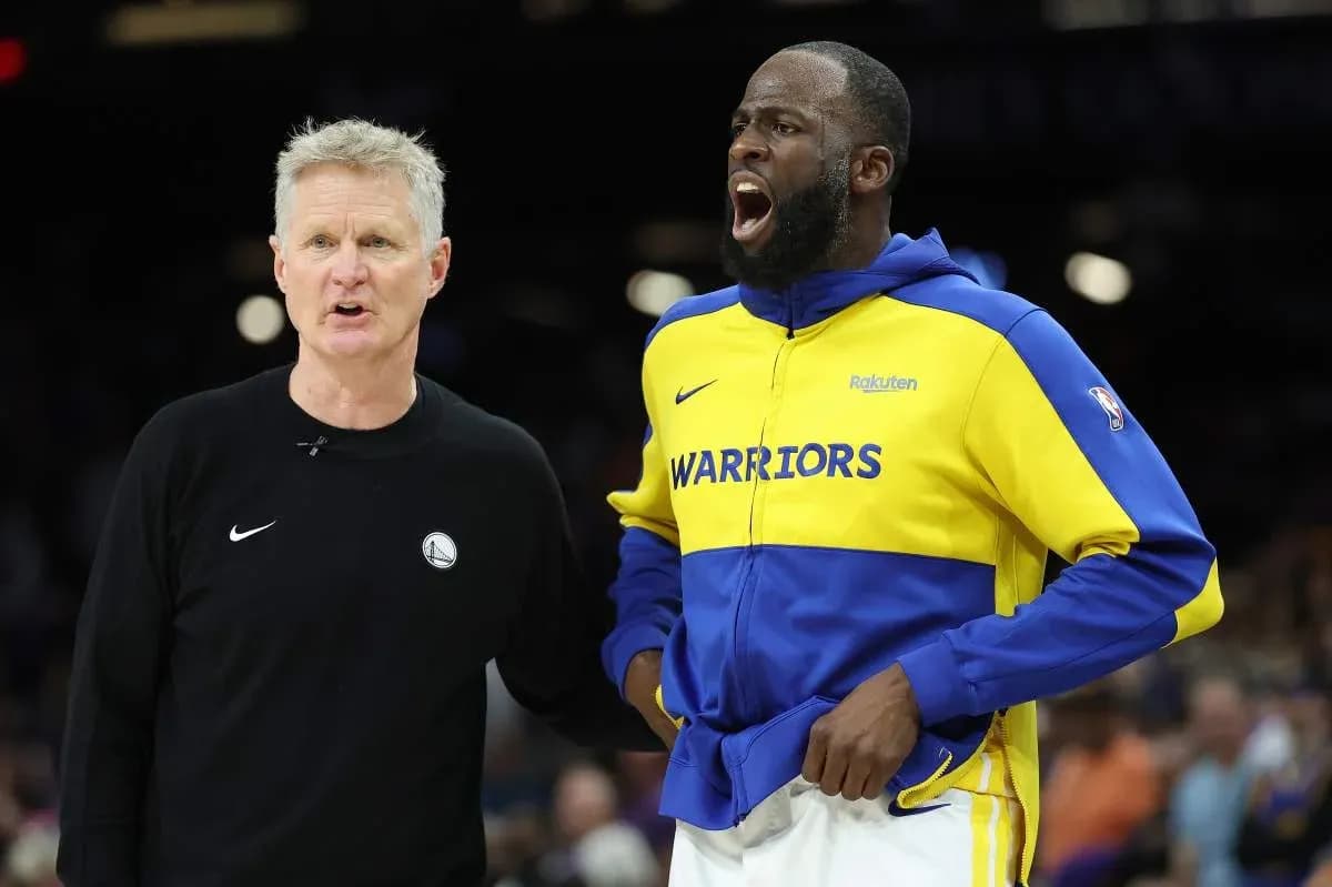 Entrenador y jugador de los Warriors en la cancha Entrenador y jugador de los Warriors en la cancha