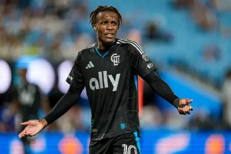 Jugador en uniforme negro gesticulando durante el partido Jugador en uniforme negro gesticulando durante el partido