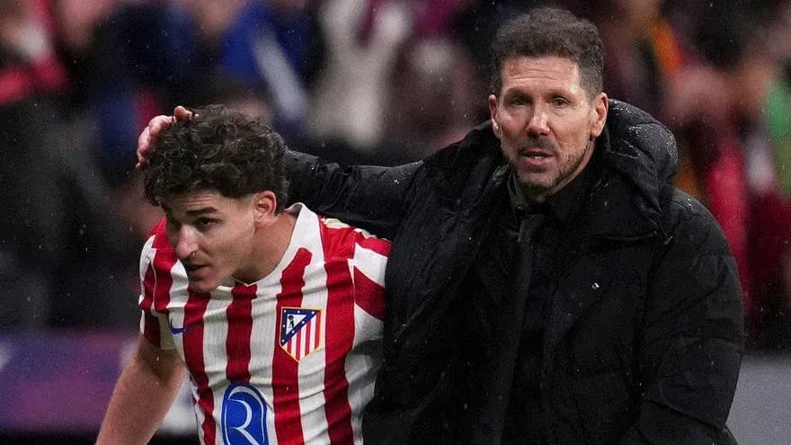 Jugador de Atlético siendo atendido por el entrenador Jugador de Atlético siendo atendido por el entrenador