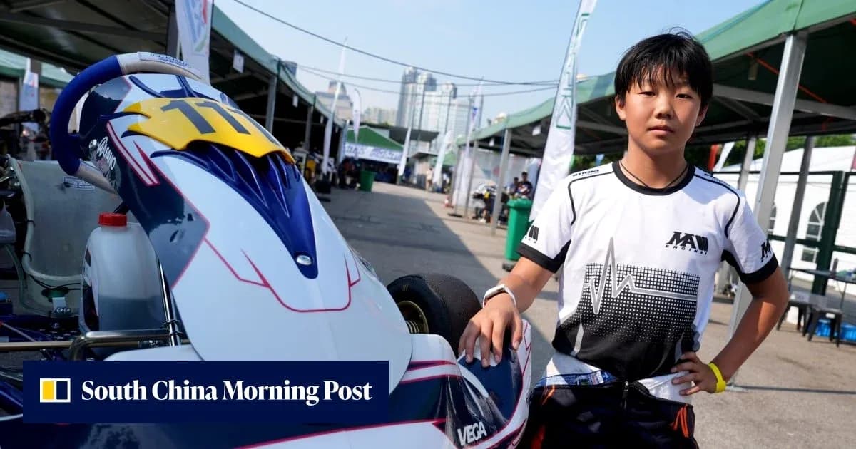 Joven piloto junto a su kart en paddock Joven piloto junto a su kart en paddock