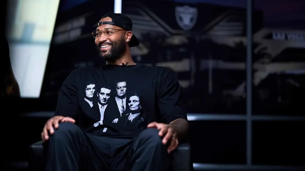 Jugador sentado en una silla con camiseta negra Jugador sentado en una silla con camiseta negra