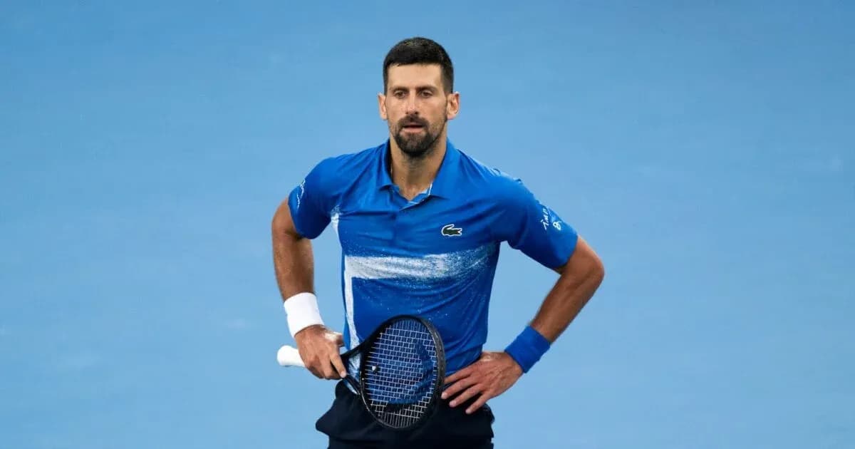 Jugador de tenis en la cancha durante un partido Jugador de tenis en la cancha durante un partido