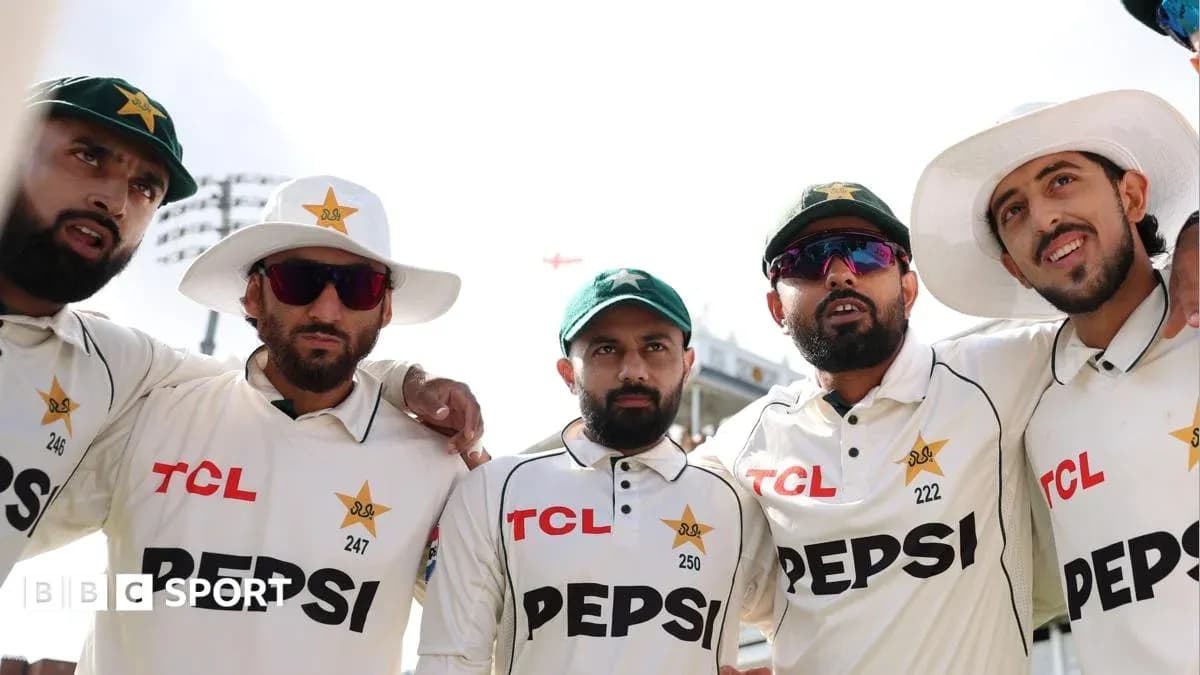 Jugadores de cricket de Pakistán posando juntos Jugadores de cricket de Pakistán posando juntos