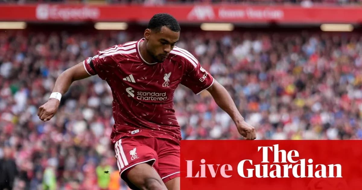 Jugador de Liverpool corriendo en el estadio lleno Jugador de Liverpool corriendo en el estadio lleno