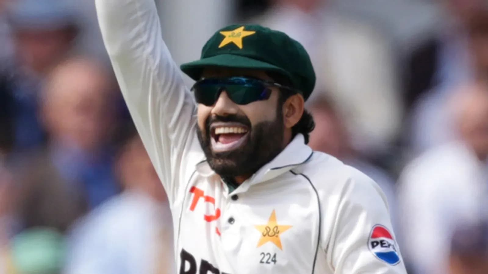 Jugador de cricket de Pakistán celebrando una jugada Jugador de cricket de Pakistán celebrando una jugada