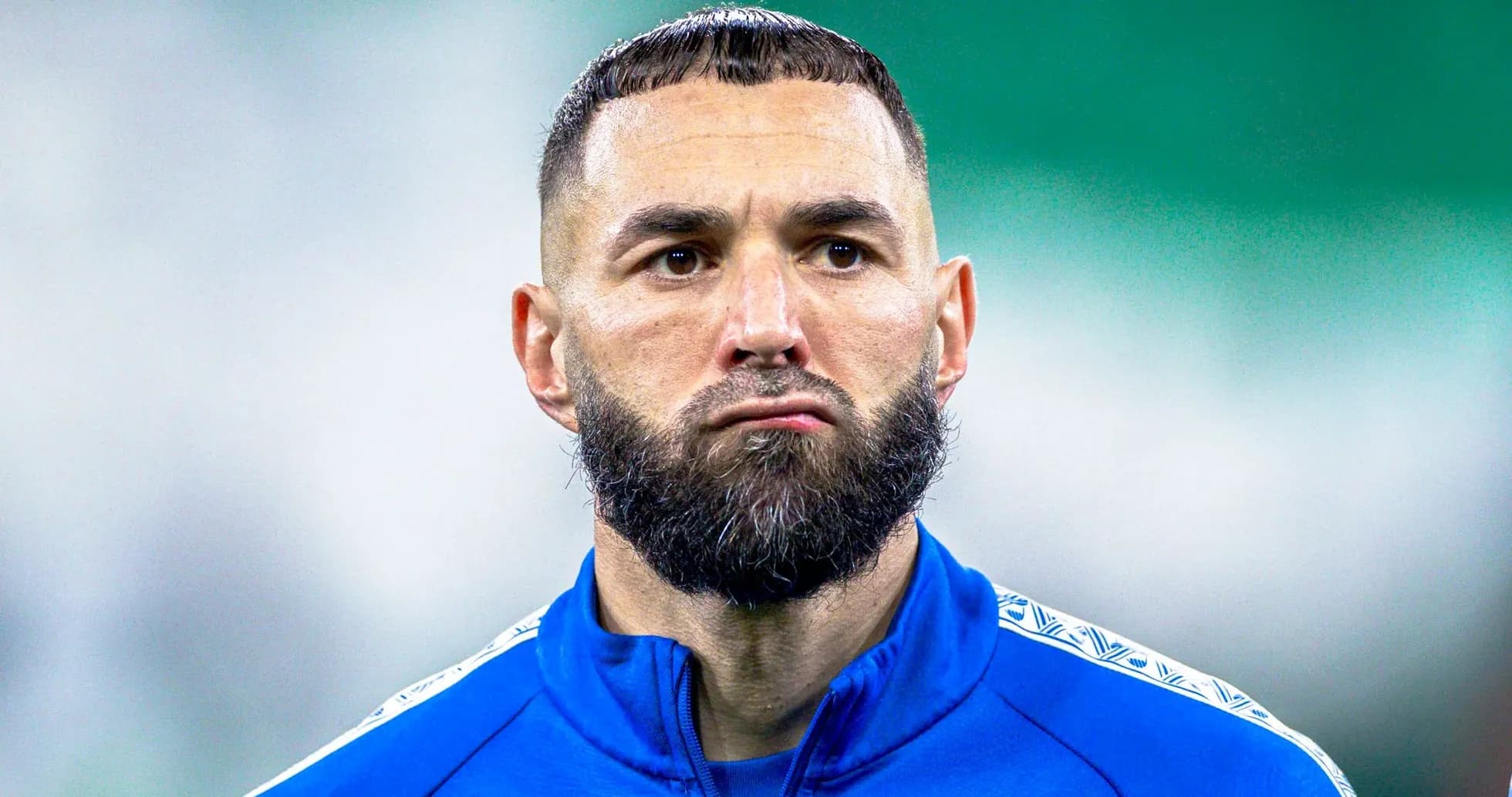 Jugador con barba en uniforme azul durante entrenamiento Jugador con barba en uniforme azul durante entrenamiento