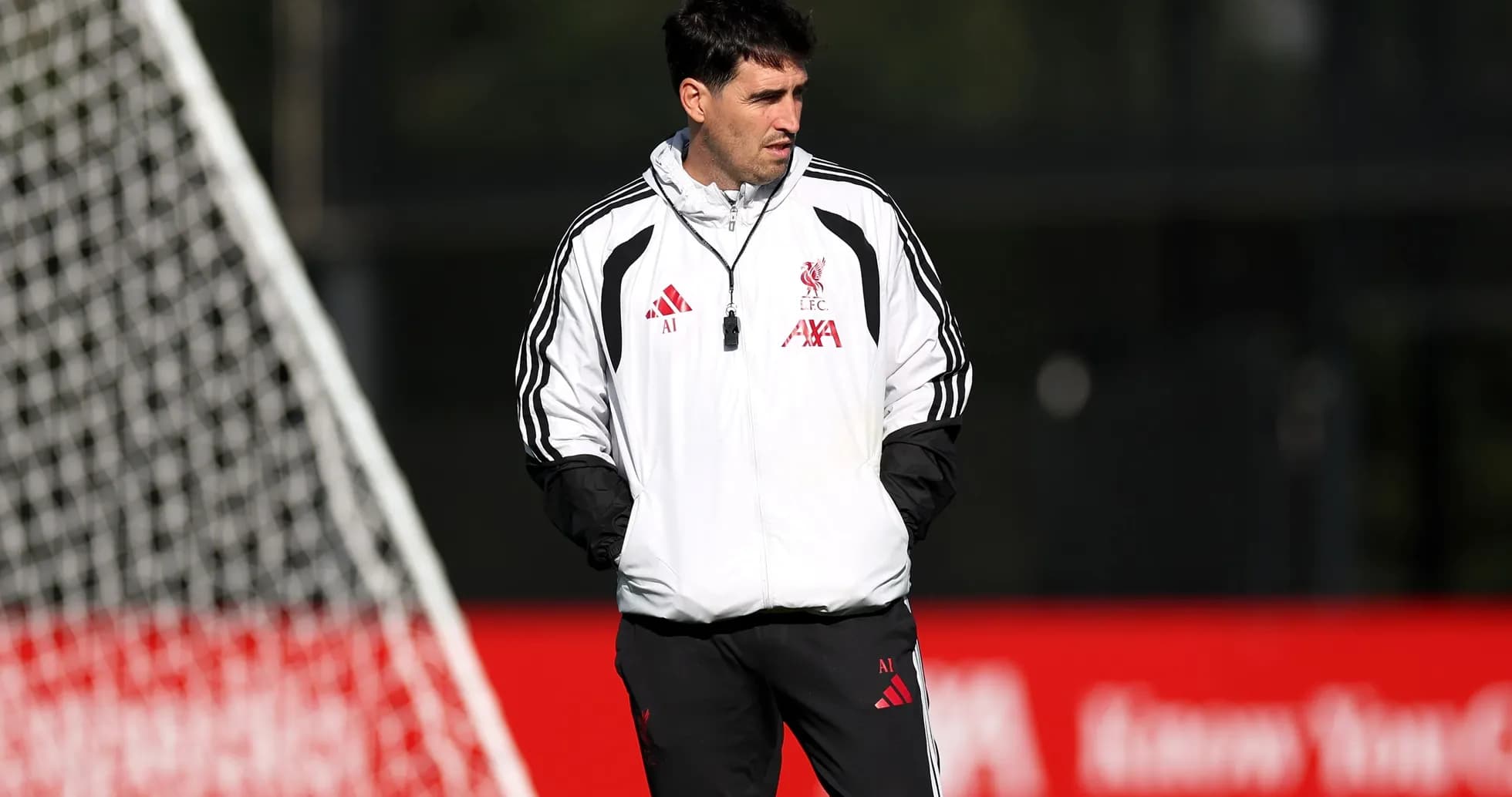 Entrenador observando entrenamiento en el campo Entrenador observando entrenamiento en el campo
