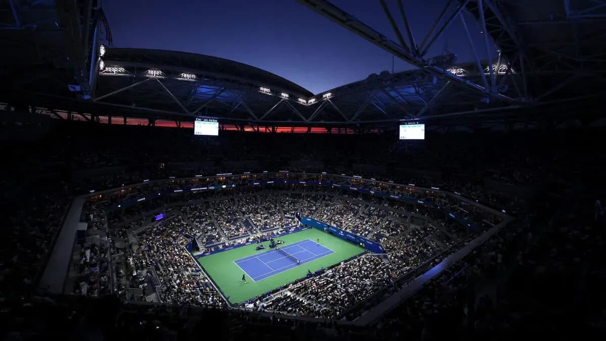 Vista del estadio lleno durante un partido de tenis Vista del estadio lleno durante un partido de tenis