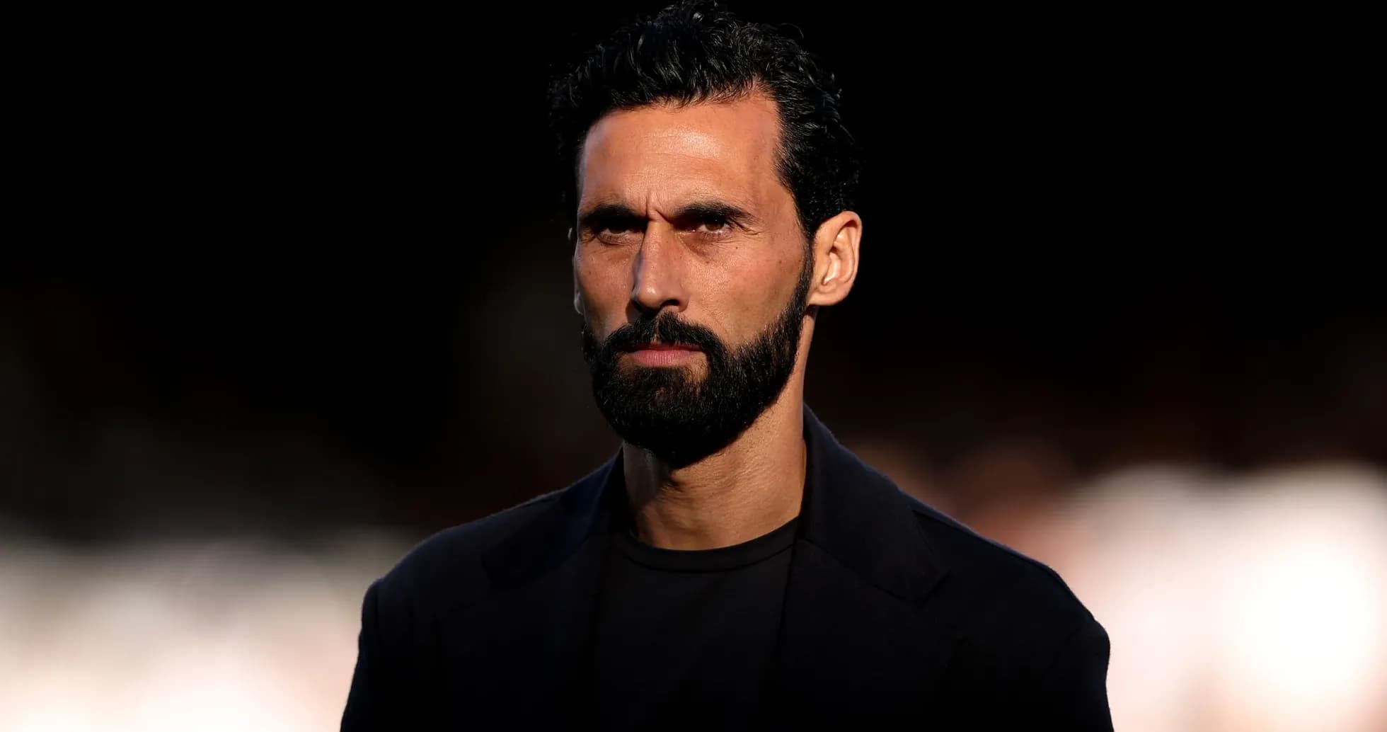 Hombre con barba en primer plano con fondo oscuro Hombre con barba en primer plano con fondo oscuro