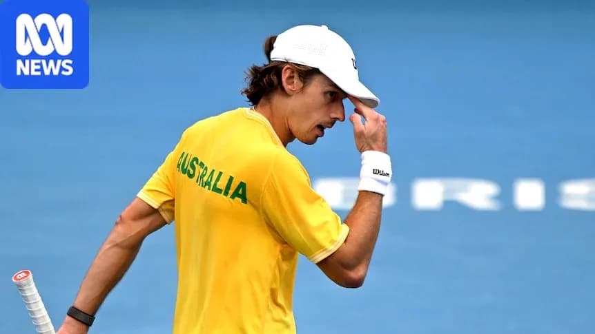 Jugador de tenis con camiseta de Australia en acción Jugador de tenis con camiseta de Australia en acción