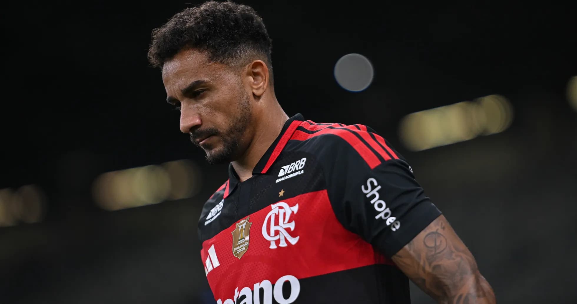 Jugador de Flamengo caminando con expresión seria Jugador de Flamengo caminando con expresión seria