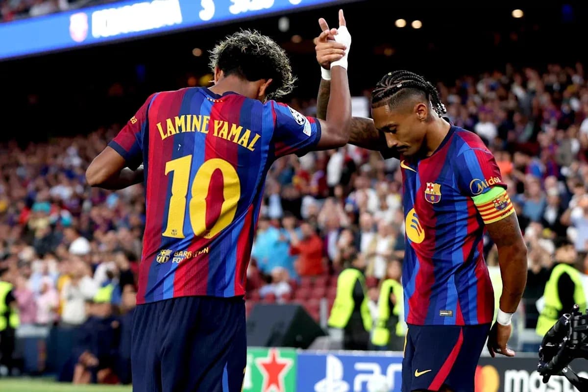 Lamine Yamal y jugador de Barça celebrando en el campo Lamine Yamal y jugador de Barça celebrando en el campo
