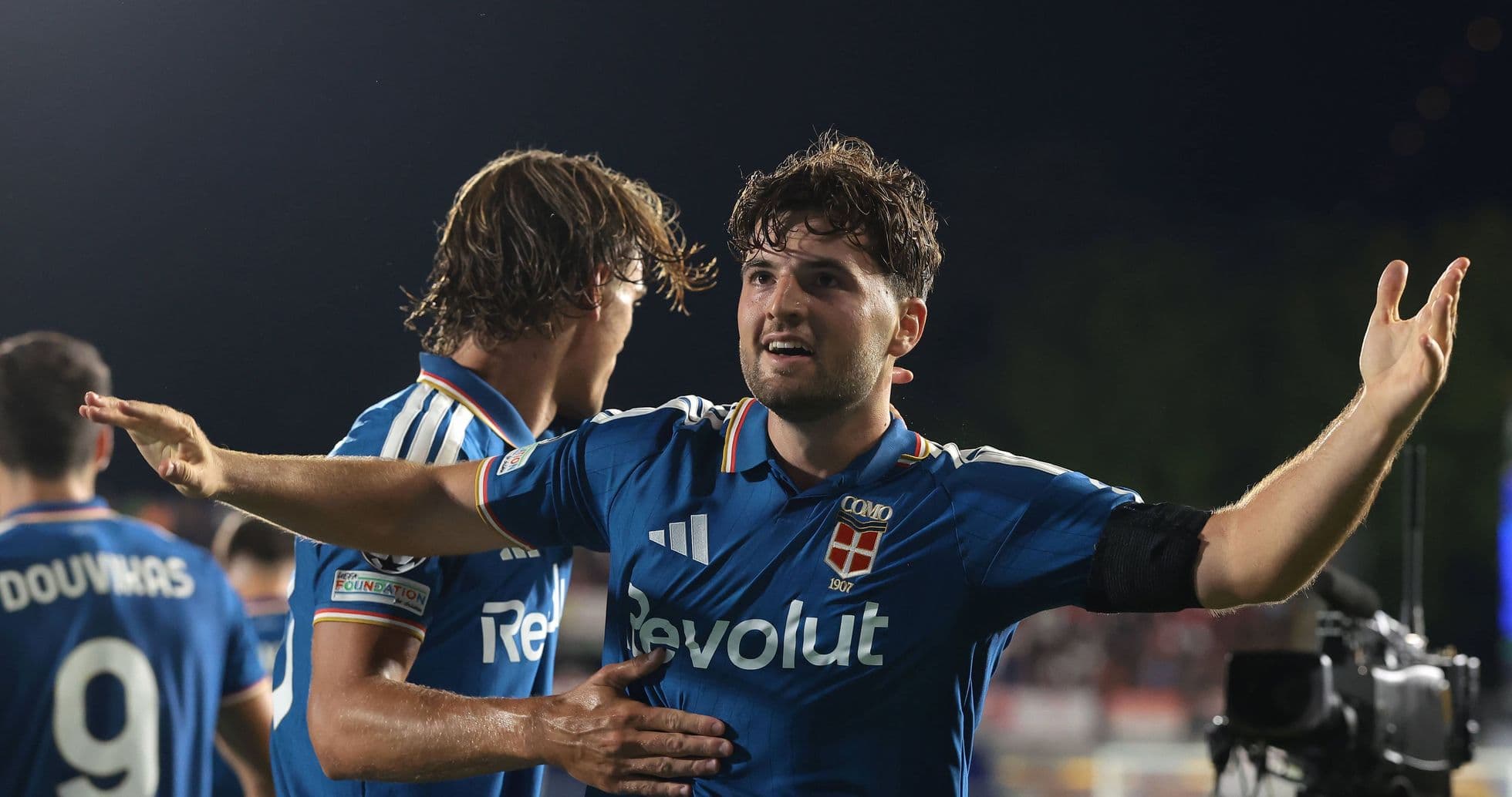 Jugadores de Como celebrando un gol en el partido Jugadores de Como celebrando un gol en el partido
