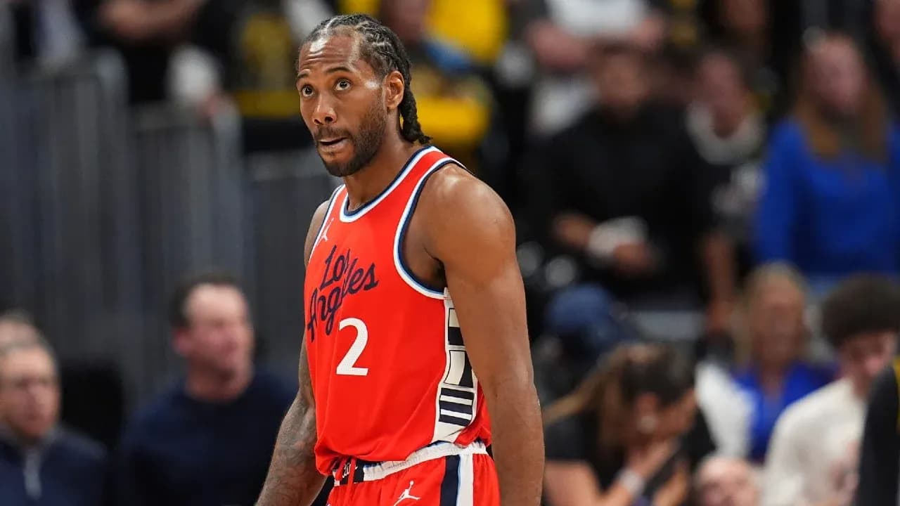 Kawhi Leonard en acción durante un partido de baloncesto Kawhi Leonard en acción durante un partido de baloncesto