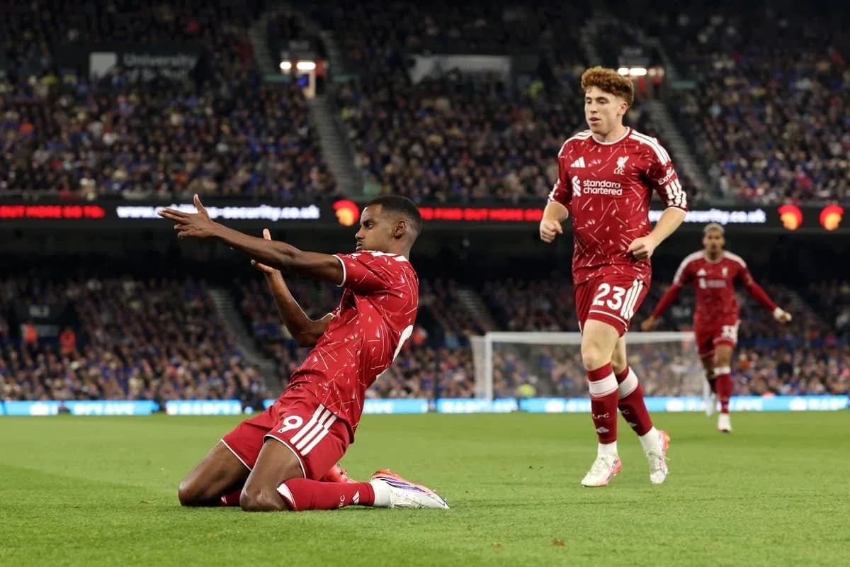 Jugador de Liverpool celebrando un gol en el campo Jugador de Liverpool celebrando un gol en el campo
