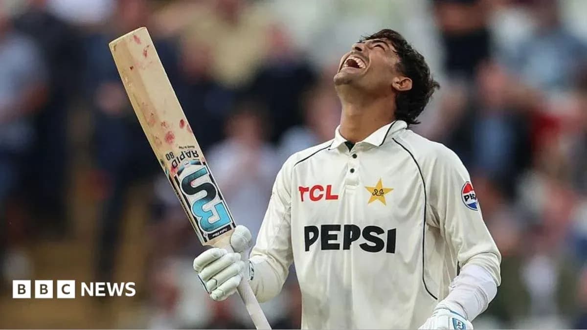 Jugador de cricket celebrando con su bate en mano Jugador de cricket celebrando con su bate en mano