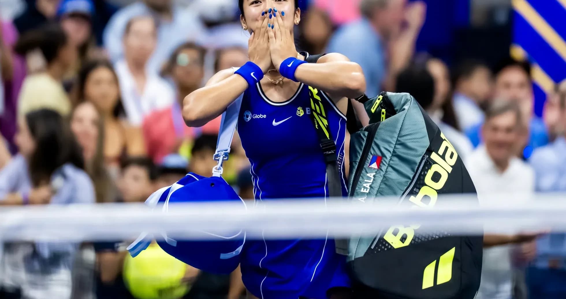 Jugadora de tenis con mochila saliendo de la cancha Jugadora de tenis con mochila saliendo de la cancha