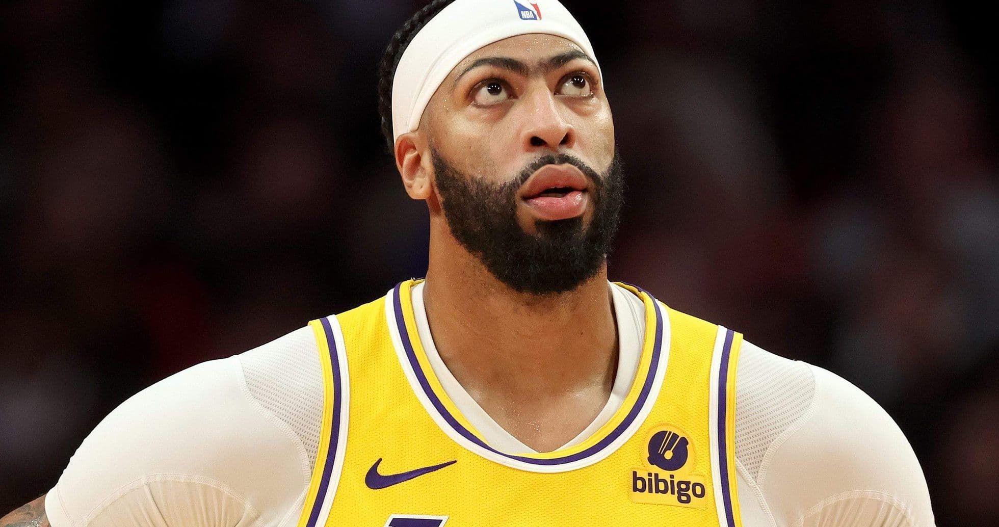 Jugador de los Lakers mirando hacia arriba durante el juego Jugador de los Lakers mirando hacia arriba durante el juego