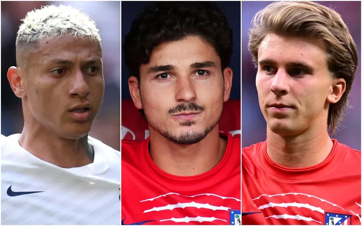 Tres jugadores de fútbol en primer plano Tres jugadores de fútbol en primer plano