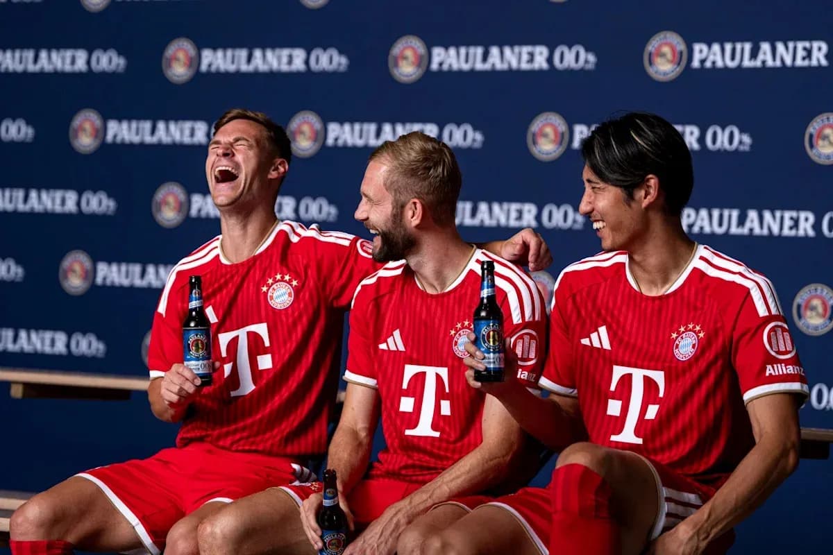 Jugadores de Bayern Múnich posando con botellas de cerveza Jugadores de Bayern Múnich posando con botellas de cerveza