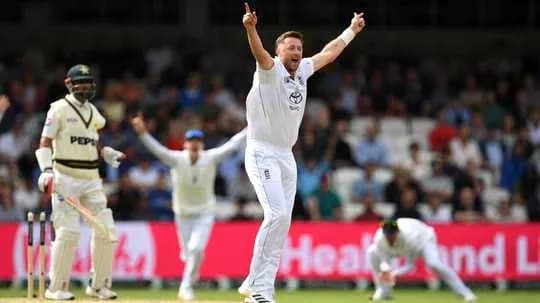 Jugador de cricket celebrando una wicket en partido Jugador de cricket celebrando una wicket en partido
