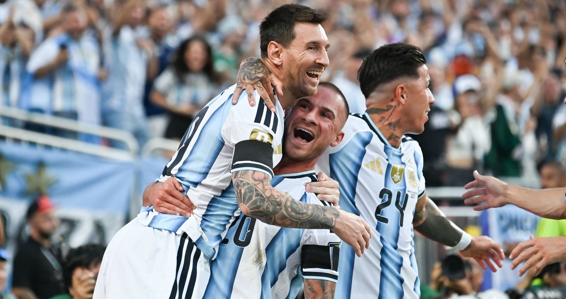 Jugadores de Argentina celebrando un gol juntos Jugadores de Argentina celebrando un gol juntos