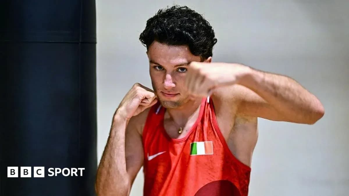 Boxeador entrenando con saco de boxeo Boxeador entrenando con saco de boxeo